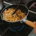 Como fazer para a frigideira não grudar o ovo?