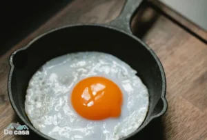 Como evitar que a comida grude na frigideira de inox?
