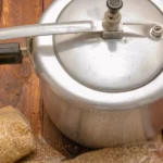 Quantos dedos de água devo colocar na panela de pressão?