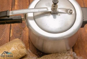 Quantos dedos de água devo colocar na panela de pressão?