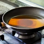 O que colocar na frigideira para o ovo não grudar?
