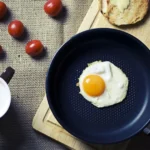 Qual frigideira é ideal para fritar bife?