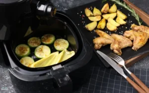 Quantas pessoas uma air fryer de 4 litros atende?