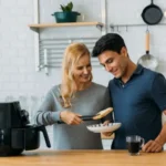 A air fryer oster ofrt780 serve quantas pessoas?